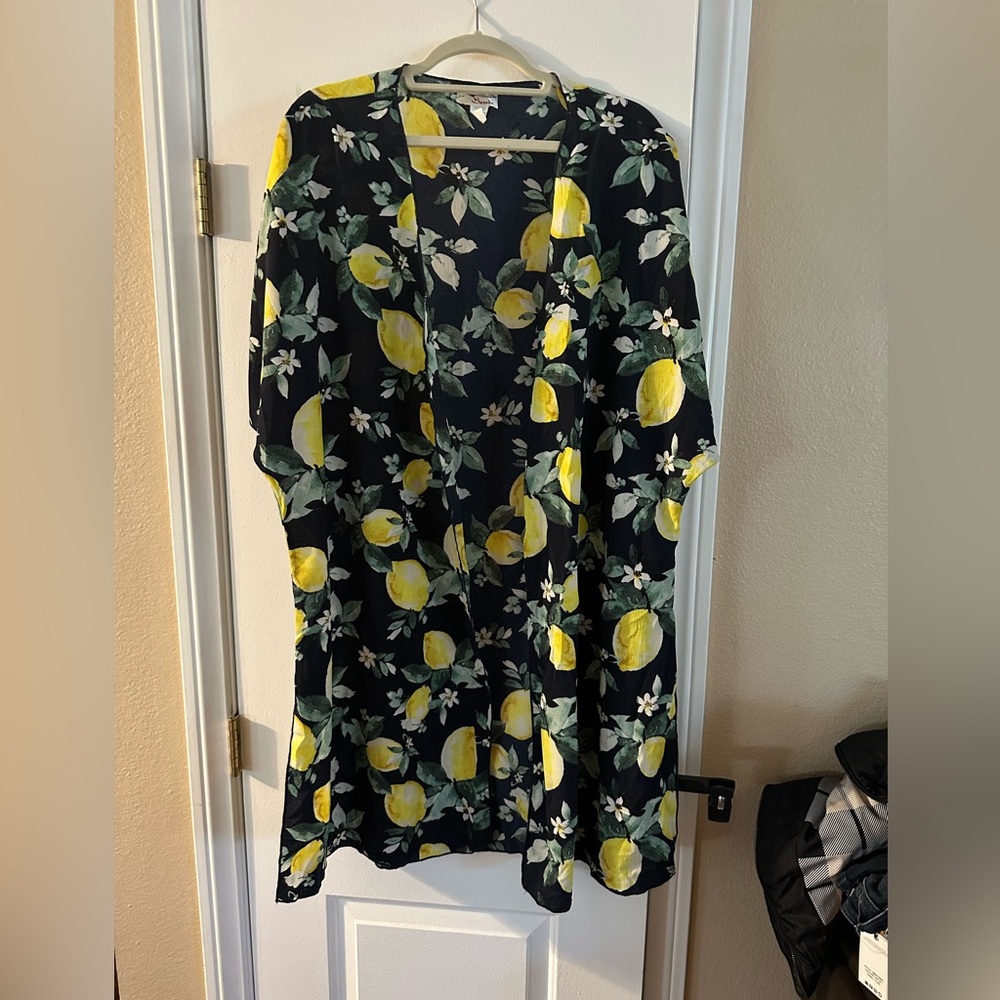 Do you like lemons? I have just the thing for you. This cute kimono or duster 1X